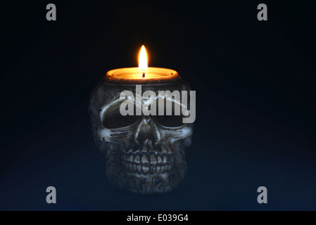 gruselige Totenkopf Kerze auf schwarzem Hintergrund - vorne Stockfoto