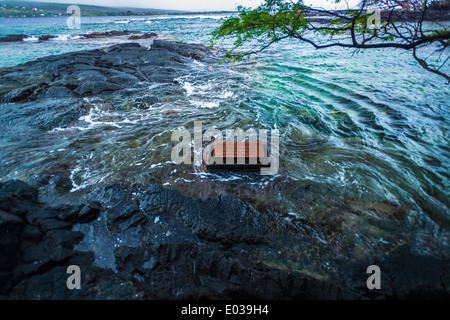 Plakette markiert die Stelle, wo Captain James Cook getötet wurde, Kealakekua Bay, Kona Coast, Hawaii USA Stockfoto