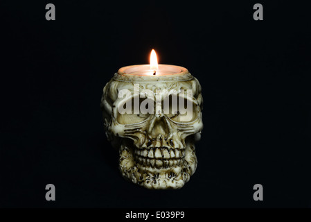 gruselige Totenkopf Kerze auf schwarzem Hintergrund - vorne Stockfoto
