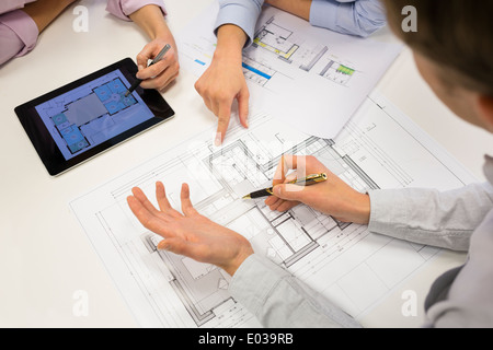 Team Architekten, die auf Blaupausen Bauprojekt im Büro Stockfoto