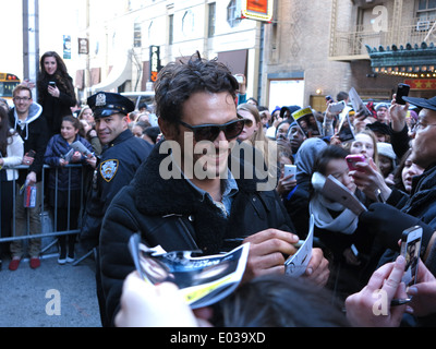 Promi-Bild, James Franco in New York City mit Cop Stockfoto