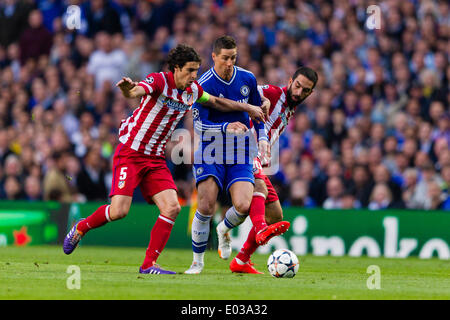 London, UK. 30. April 2014. Chelseas Fernando TORRES nimmt Atleticos TIAGO (c) (links) &amp; Atletico Arda TURAN (rechts) während das Champions-League-Halbfinale Finale Match zwischen Chelsea und Atletico Madrid an der Stamford Bridge. Bildnachweis: Aktion Plus Sport/Alamy Live-Nachrichten Stockfoto