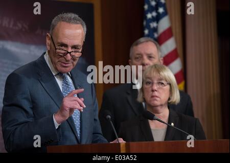 Washington DC, USA. 30. April 2014. New York Senator Chuck Schumer zusammen mit anderen Demokraten verurteilen republikanische Mitglieder für die Sperrung einer Zunahme der Bundesrepublik Mindestlohn auf $10,10 pro Stunde 30. April 2014 in Washington, DC. Umfragen zeigt eine Mehrheit der Amerikaner unterstützen eine Wanderung in den Mindestlohn. Bildnachweis: Planetpix/Alamy Live-Nachrichten Stockfoto