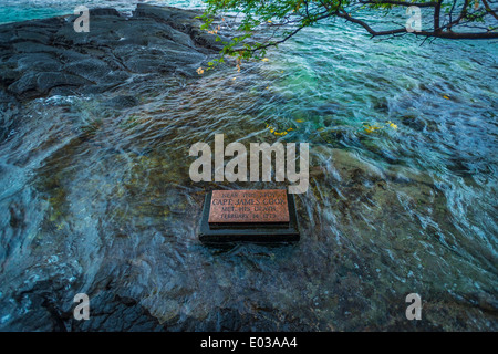 Plakette markiert die Stelle, wo Captain James Cook getötet wurde, Kealakekua Bay, Kona Coast, Hawaii USA Stockfoto