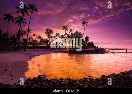 Sonnenuntergang über Pu'uhonua O Honaunau National Historic Park (Stadt der Zuflucht), Kona-Küste, Hawaii USA Stockfoto