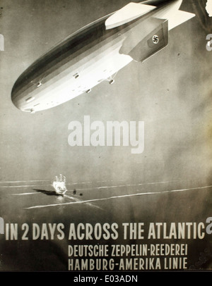 Ein Zeppelin, ein starres Luftschiff, stellt einen wichtigen Fortschritt in der Luftfahrt des frühen 20. Jahrhunderts dar. Diese Luftschiffe wurden für den Militär-, Personen- und Frachttransport eingesetzt, wobei ihr berühmtester Einsatz im Ersten und Zweiten Weltkrieg war. Die Zeppelin-Technologie, die von Ferdinand von Zeppelin Pionierarbeit geleistet wurde, war integraler Bestandteil der Entwicklung der Luftschiffkonstruktion und der Luftfahrt insgesamt. Stockfoto