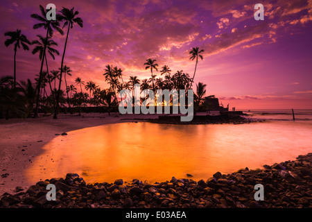 Sonnenuntergang über Pu'uhonua O Honaunau National Historic Park (Stadt der Zuflucht), Kona-Küste, Hawaii USA Stockfoto