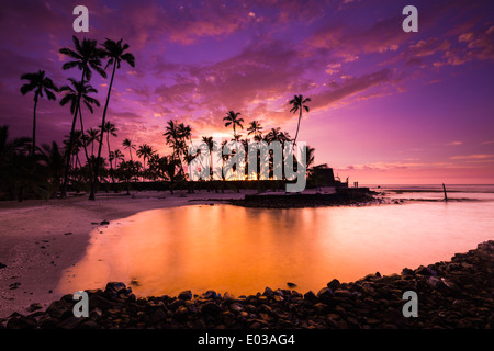 Sonnenuntergang über Pu'uhonua O Honaunau National Historic Park (Stadt der Zuflucht), Kona-Küste, Hawaii USA Stockfoto