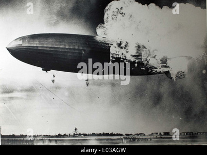 Die Zeppelin Hindenburg war ein deutsches Passagierluftschiff, das 1937 bei dem Landungsversuch tragischerweise Feuer fing und abstürzte. Die Katastrophe markierte das Ende der Ära der großen starren Luftschiffe. Stockfoto