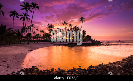 Sonnenuntergang über Pu'uhonua O Honaunau National Historic Park (Stadt der Zuflucht), Kona-Küste, Hawaii USA Stockfoto