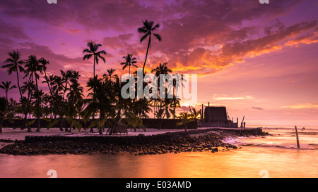 Sonnenuntergang über Pu'uhonua O Honaunau National Historic Park (Stadt der Zuflucht), Kona-Küste, Hawaii USA Stockfoto