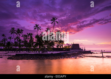 Sonnenuntergang über Pu'uhonua O Honaunau National Historic Park (Stadt der Zuflucht), Kona-Küste, Hawaii USA Stockfoto