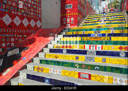 Leuchtend bunte Mosaik-Fliesen Selaron Schritte in Lapa Rio de Janeiro Brasilien Stockfoto