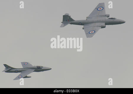 Flughafen Cotswold. Canberra und Hunter klassische Vintage-Jets des Midair Squadron-Teams für zivile Jet-Displays. Ex-RAF-Flugzeuge Stockfoto