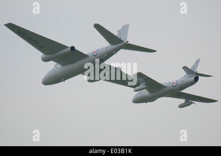 Flughafen Cotswold. Canberra und Hunter klassische Vintage-Jets des Midair Squadron-Teams für zivile Jet-Displays. Ex-RAF-Flugzeuge Stockfoto