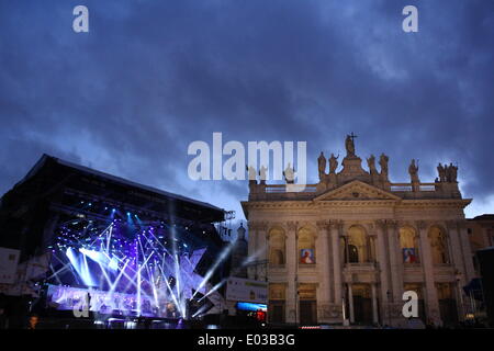Rom, Italien. 30. April 2014 letzten Vorbereitungen im Gange für das jährliche May Day Konzert in Piazza San Giovanni Platz in Rom, Stockfoto