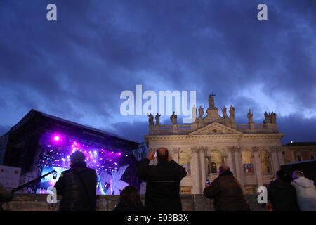 Rom, Italien. 30. April 2014 letzten Vorbereitungen im Gange für das jährliche May Day Konzert in Piazza San Giovanni Platz in Rom, Stockfoto