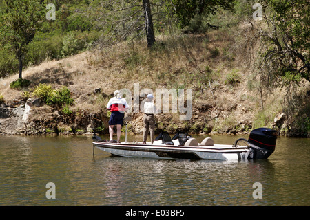 Zwei Bass Angler in einem Boot Fischen für Largemouths bei Santa Margarita Lake in Kalifornien. Stockfoto