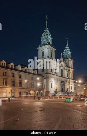 Kościół św. Krzyża - der Heilige-Kreuz-Kirche bei Nacht, Warschau, Polen Stockfoto