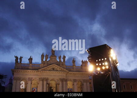 Rom, Italien. 30. April 2014 letzten Vorbereitungen im Gange für das jährliche May Day Konzert in Piazza San Giovanni Platz in Rom, Stockfoto