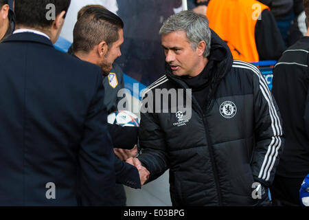 London, UK. 30. April 2014. Chelseas Manager Jose MOURINHO schüttelt Hände mit Atletico Trainer Diego SIMEONE vor dem Champions-League-Halbfinale Finale Spiel zwischen Chelsea und Atletico Madrid an der Stamford Bridge. Bildnachweis: Aktion Plus Sport/Alamy Live-Nachrichten Stockfoto