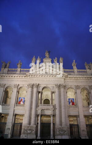 Bilder von Papst Johannes Paul II. und Papst John XXIII, die vor kurzem Heiligen auf Basilika San Giovanni in Rom erklärt wurden Stockfoto