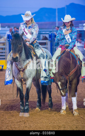 Cowgirls, die Teilnahme an der Clark County Fair und Rodeo ein Professional Rodeo statt in Logandale NV Stockfoto