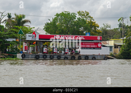 Namviet Tankstelle Öl schwimmt auf Fluß, Mekong-Delta, Vietnam Stockfoto