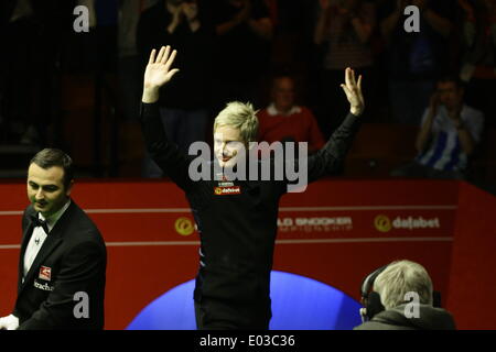 Sheffield, Yorkshire, Großbritannien. 30. April 2014. 30.04.2014 - macht Australier Neil Robertson snooker-Geschichte mit seinem treiben die Jungs 100 Pause am 2014 Dafabet World Snooker Championship Viertelfinale, gegen Judd Trump, Crucible Theatre, Sheffield, Yorkshire, England. Bildnachweis: Jimmy Whhittee/Alamy Live-Nachrichten Stockfoto