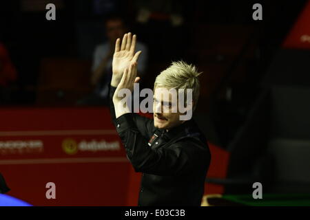 Sheffield, Yorkshire, Großbritannien. 30. April 2014. 30.04.2014 - macht Australier Neil Robertson snooker-Geschichte mit seinem treiben die Jungs 100 Pause am 2014 Dafabet World Snooker Championship Viertelfinale, gegen Judd Trump, Crucible Theatre, Sheffield, Yorkshire, England. Bildnachweis: Jimmy Whhittee/Alamy Live-Nachrichten Stockfoto