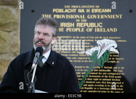 Sinn Fein Präsident Gerry Adams spricht bei einem Osteraufstand Gedenkfeier im Milltown Cemetery Belfast, Nordirland Stockfoto