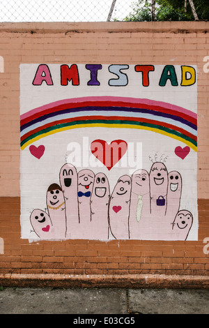 herrliche Wandbild gemalt von Studenten auf Straße Seitenwand Schulhof Darstellung Freundschaft als glücklich Regenbogen Abstraktion Stockfoto