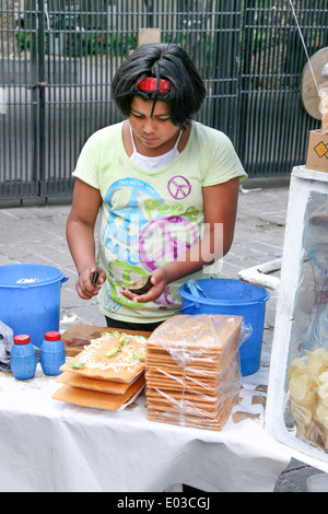 ziemlich mexikanischen Pre Teen schneiden frische Avocado auf tiefe gebratenen Chicharron Schale am Imbissstand vor Chapultepec Parkeingang Stockfoto