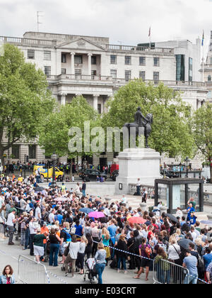 London, UK. 30. April 2014. 30. April 2014 wird das Datum auf dem Expat in den südafrikanischen Parlamentswahlen Wähler können Abstimmungen im Vereinigten Königreich, bei den South African High Commission, South Africa House, Trafalgar Square, London WC2.   Eine gut gelaunte Schar von Wählern versammelt, um lange Form aber geordnete Warteschlangen auf dem Trafalgar Square vor der National Gallery, das gute Wetter zu genießen, während sie geduldig ihrerseits warteten Wahlrecht. Bildnachweis: Graham Lehrling/Alamy Live-Nachrichten Stockfoto