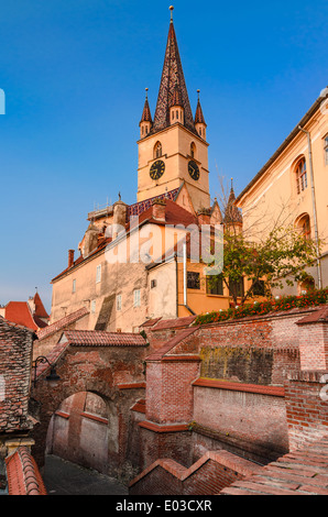 Evanghelischen Kirche berühmten Turm, Wahrzeichen von Sibiu, mit einem mittelalterlichen Straße und einige der alten Stadtmauer Befestigung Stockfoto