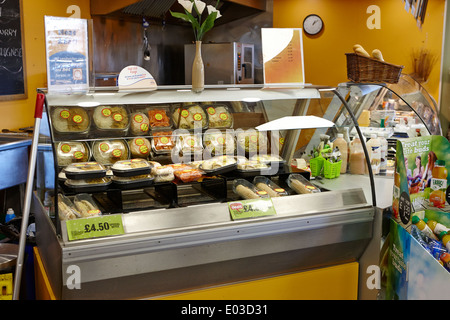 Pre Salate und Sandwiches Bedientheke in einem Deli in einem Supermarkt Tankstelle in Nordirland Stockfoto