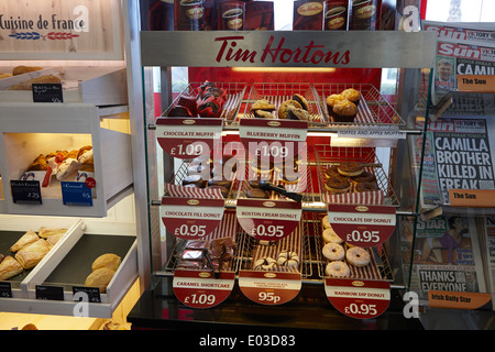 Tim Hortons Donuts anzeigen in einem Supermarkt Tankstelle in Nordirland Stockfoto