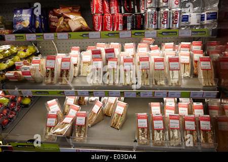 Pre verpackt Sandwiches und Snacks auf den Verkauf in einem Supermarkt Tankstelle in Nordirland Stockfoto