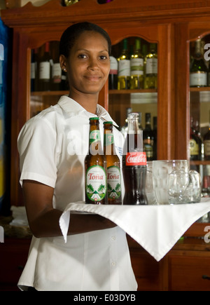 ziemlich kreolische Latina Kellnerin mit Getränken Casa-Kanada zurückgreifen Corn Island Nicaragua Zentralamerika Stockfoto