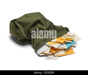 Große grüne Mail Bag mit Umschlägen verschütten isoliert auf weißem Hintergrund. Stockfoto