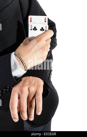 ein eleganter junger Geschäftsmann, Kartentricks mit Pokerkarten Stockfoto