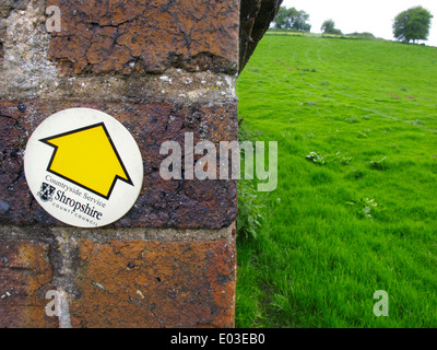 Fußweg zu unterzeichnen, auf eine gemauerte Scheune, Shropshire, England, UK Stockfoto