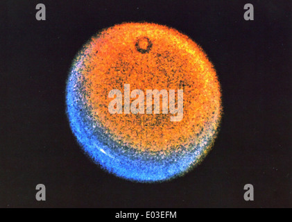 Dieses Hochglanzfoto zeigt die NASA-Raumsonde Voyager, die 1977 gestartet wurde, um die äußeren Planeten und darüber hinaus zu erkunden. Die Mission der Voyager lieferte wertvolle Daten über Jupiter, Saturn und das äußere Sonnensystem und revolutionierte unser Verständnis der Weltraum- und Planetenwissenschaften. Stockfoto