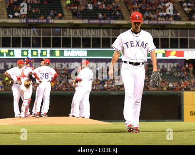 Arlington, Texas, USA. 28. April 2014. Yu Darvish (Rangers) MLB: Krug Yu Darvish der Texas Rangers wird vom Manager Ron Washington #38 im vierten Inning während der Major League Baseball Game gegen die Oakland Athletics im Globe Life Park in Arlington in Arlington, Texas, Vereinigte Staaten von Amerika gezogen. Bildnachweis: AFLO/Alamy Live-Nachrichten Stockfoto