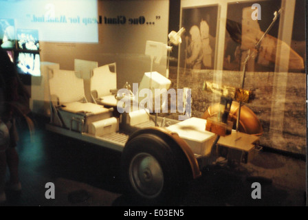 Dieses Hochglanzfoto zeigt den Lunar Rover, der während der Apollo-Missionen zum Einsatz kam und für die Erkundung des Mondes konzipiert wurde. Während der Mondlandungen spielte der rover eine wichtige Rolle bei der Erschließung der Oberfläche, da Astronauten größere Entfernungen zurücklegen und mehr Daten von der Mondoberfläche sammeln konnten. Stockfoto