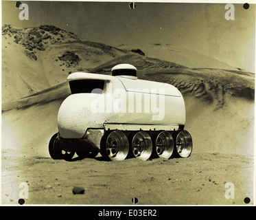 Dieses Hochglanzfoto zeigt Modelle des Lunar Roving Vehicle (LRV), das während der Apollo-Missionen zur Erkundung der Mondoberfläche eingesetzt wurde. Der LRV wurde ein wesentlicher Bestandteil der Mondforschung und ermöglichte es Astronauten, weiter von ihren Landeplätzen zu reisen. Stockfoto
