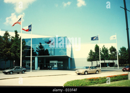 Ein Hochglanzfoto des Lyndon B. Johnson Space Center, Heimat des Missionskontrollzentrums der NASA und der Astronauten-Trainingseinrichtungen. Dieses Zentrum in Houston, Texas, ist zentral für das US-Raumfahrtprogramm. Das Bild zeigt die Rolle des Gebäudes und des Zentrums bei der Weltraumforschung im Jahr 1997. Stockfoto