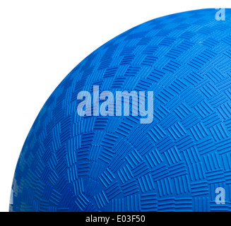 Abschnitt der blauen Dodge Ball isoliert auf weißem Hintergrund hautnah. Stockfoto