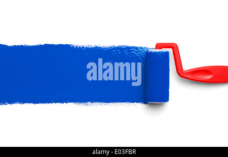 Roten Farbroller mit blauer Farbe, Isolated on White Background. Stockfoto