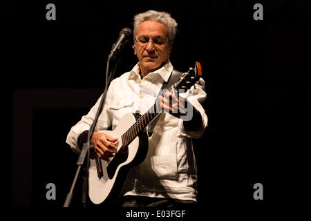 Turin, Italien. 30. April 2014. Caetano Veloso, ein sehr berühmter brasilianischer Sänger und Komponist, ein Faktor mit Gilberto Gil für die Explosion der Tropicalismo, Kultur- und Musik-Bewegung der 60er Jahre, tritt im Schloss Platz von Turin während des Jazzfestivals.  Bildnachweis: Andrea Kätzchen/Pacific Press/Alamy Live-Nachrichten Stockfoto